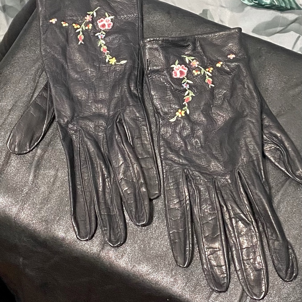 OBERON VINTAGE BLACK EMBROIDERED CALF-SKIN LEATHER GLOVES 3 1/4” Width